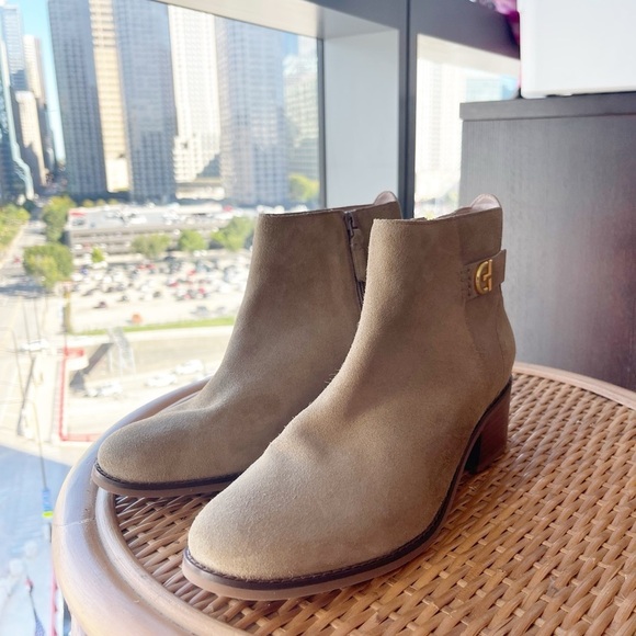Cole Haan Holis Tan Suede Scandinavian Block Heel Round Toe Ankle Boots Size 9 - Picture 1 of 5